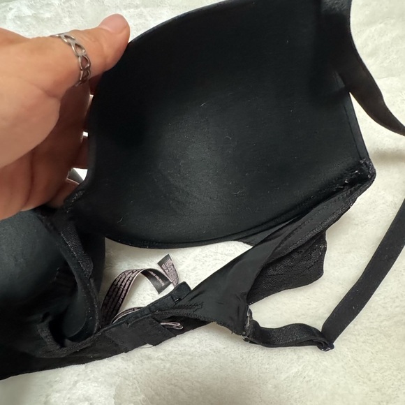 Victoria's Secret Black and Red Lace Bras with Underwire - Picture 10 of 10